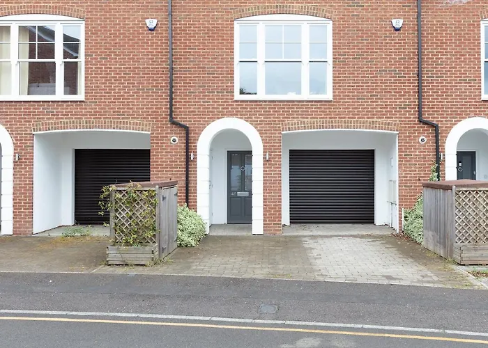 Immaculate Central Windsor Town House With Parking